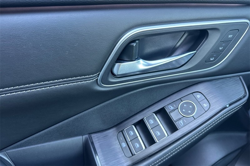 Nissan Rogue Vehicle Full-screen Gallery Image 11