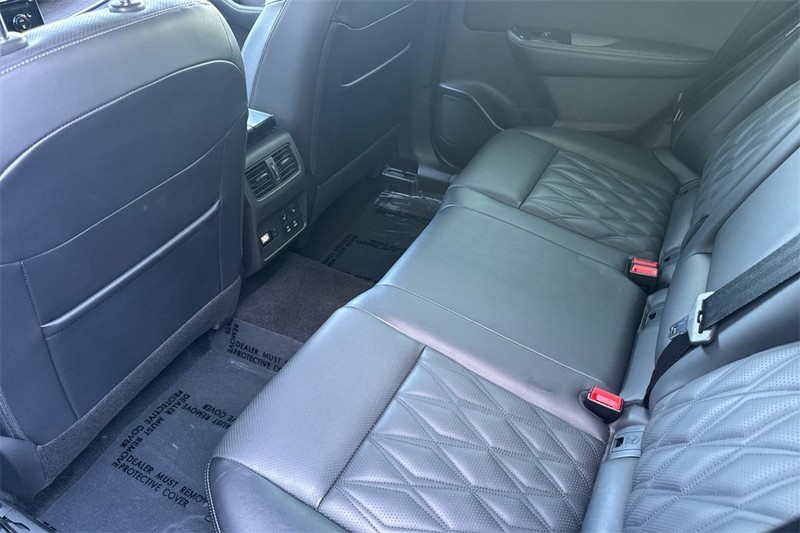 Nissan Rogue Vehicle Full-screen Gallery Image 12