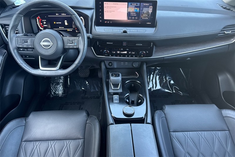 Nissan Rogue Vehicle Full-screen Gallery Image 13
