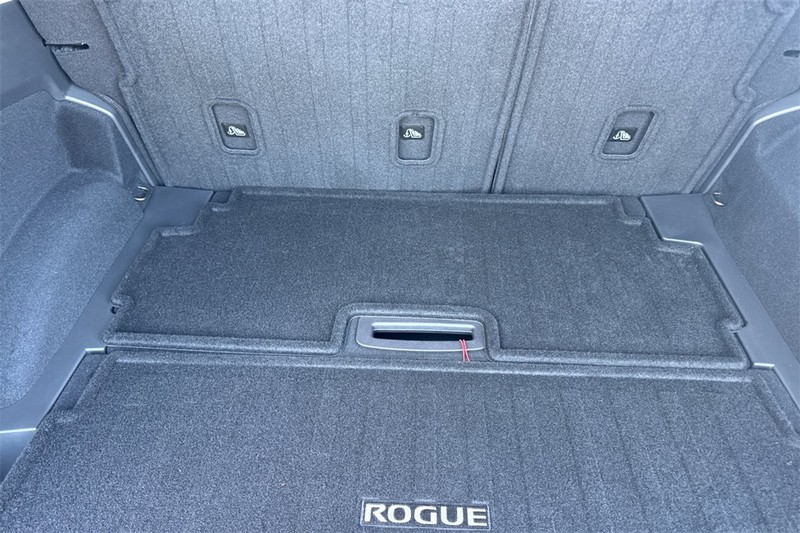 Nissan Rogue Vehicle Full-screen Gallery Image 15
