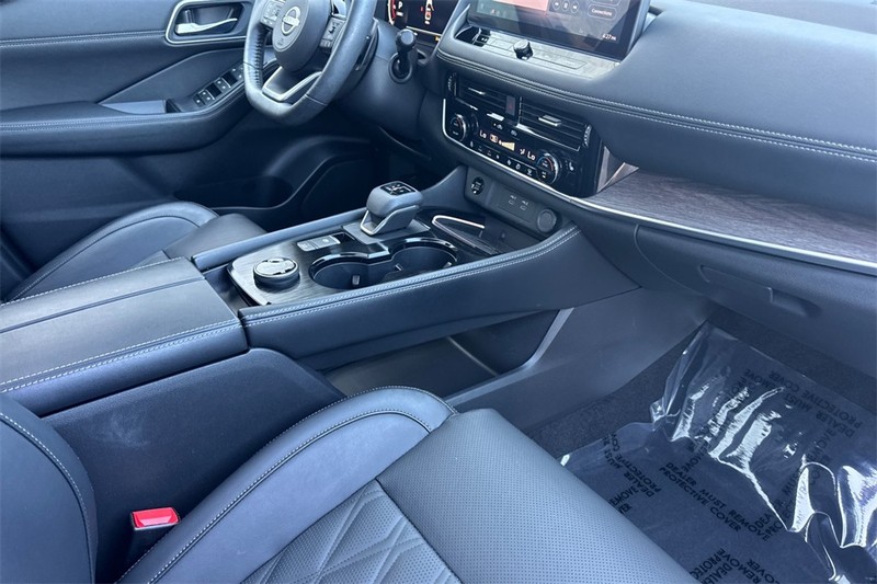 Nissan Rogue Vehicle Full-screen Gallery Image 16