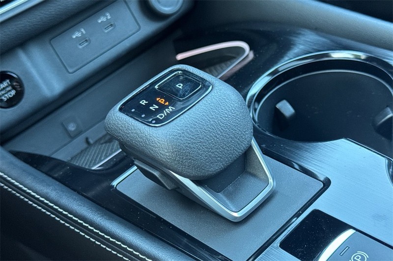 Nissan Rogue Vehicle Full-screen Gallery Image 22