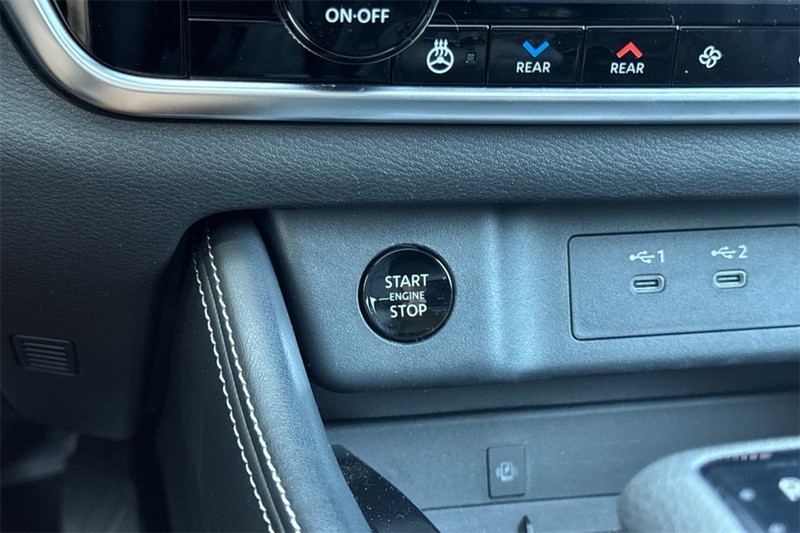 Nissan Rogue Vehicle Full-screen Gallery Image 23