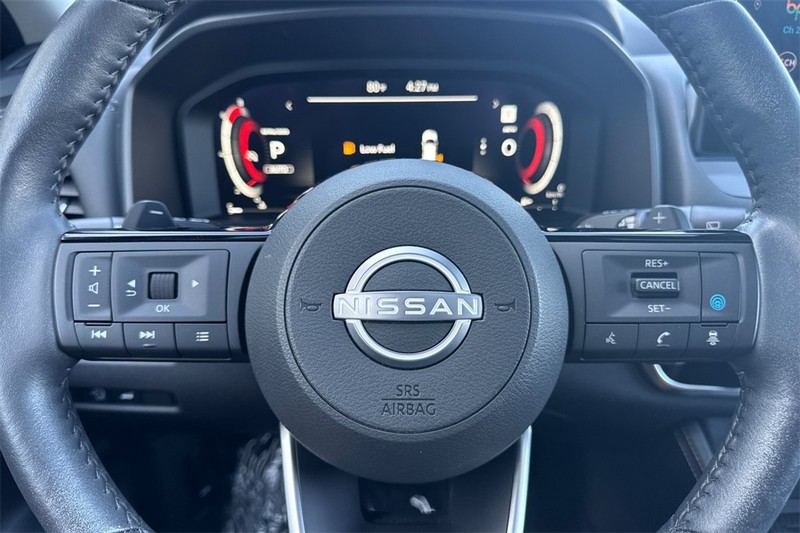Nissan Rogue Vehicle Full-screen Gallery Image 24