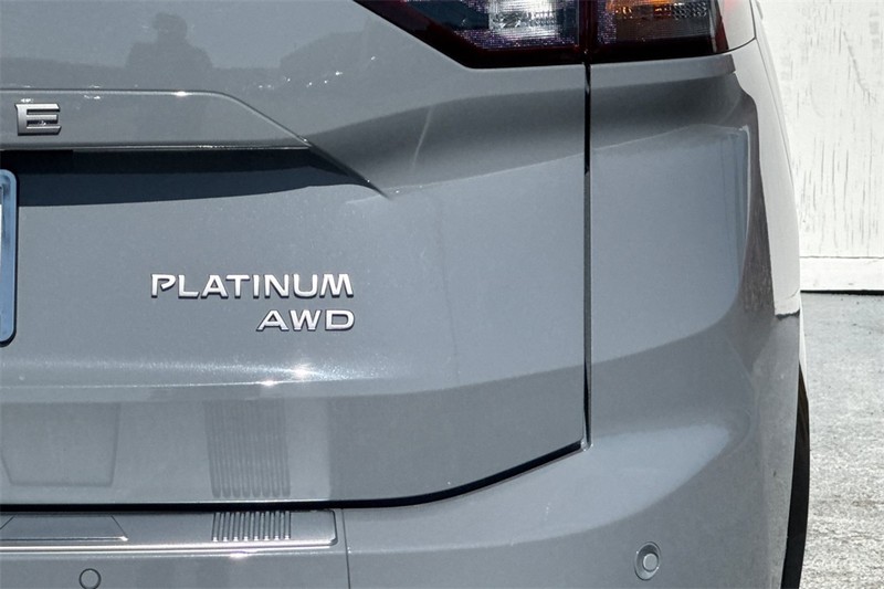 Nissan Rogue Vehicle Full-screen Gallery Image 28