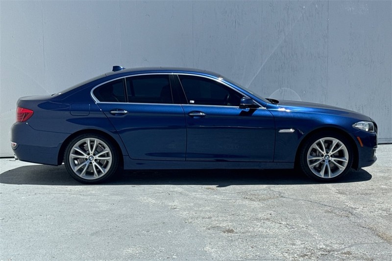 BMW 5 Series Vehicle Full-screen Gallery Image 03