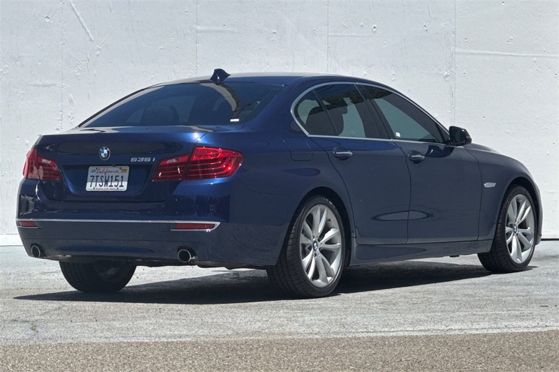 BMW 5 Series Vehicle Full-screen Gallery Image 04