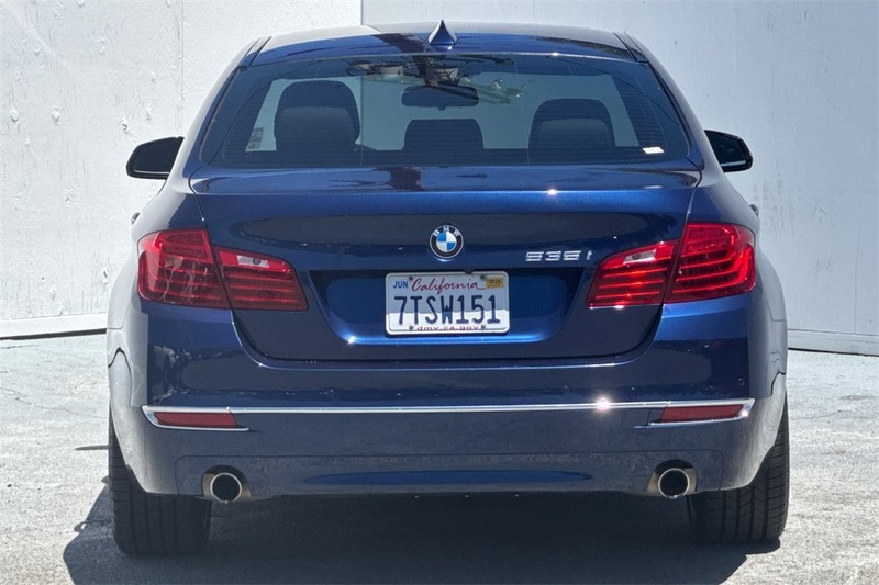 BMW 5 Series Vehicle Full-screen Gallery Image 05