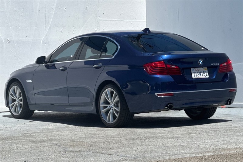 BMW 5 Series Vehicle Full-screen Gallery Image 06