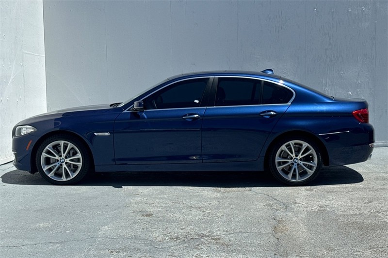 BMW 5 Series Vehicle Full-screen Gallery Image 07