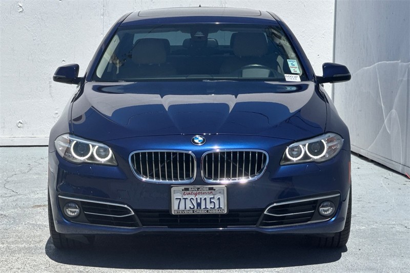 BMW 5 Series Vehicle Full-screen Gallery Image 09