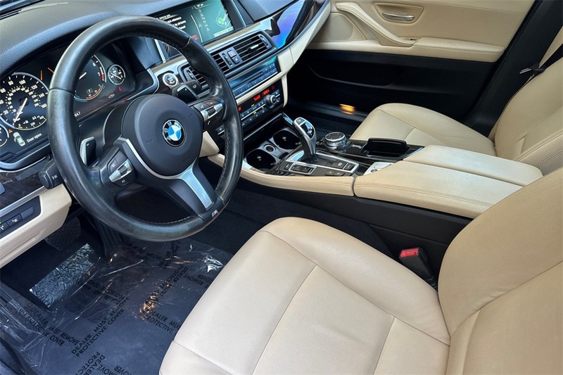 BMW 5 Series Vehicle Full-screen Gallery Image 10