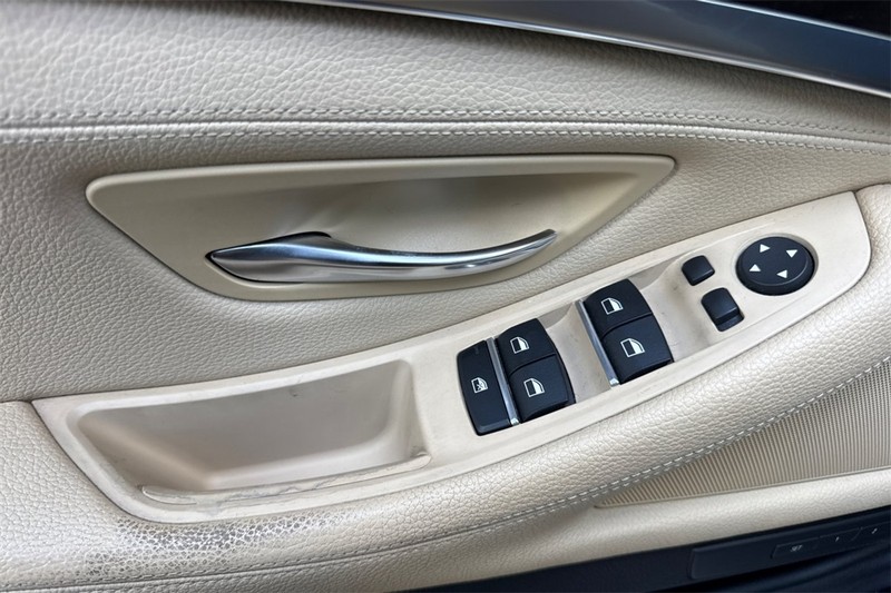 BMW 5 Series Vehicle Full-screen Gallery Image 11