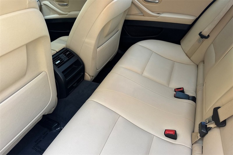 BMW 5 Series Vehicle Full-screen Gallery Image 12