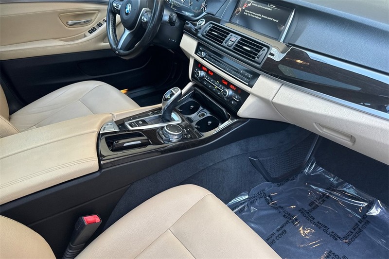 BMW 5 Series Vehicle Full-screen Gallery Image 15