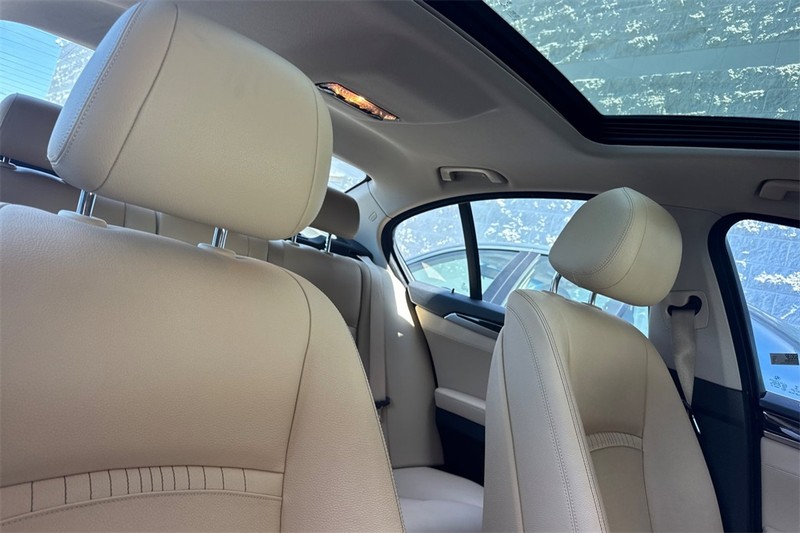 BMW 5 Series Vehicle Full-screen Gallery Image 16