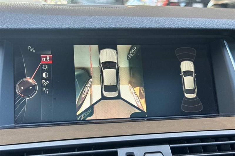 BMW 5 Series Vehicle Full-screen Gallery Image 19