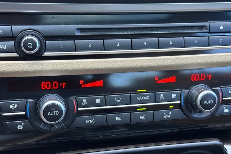 BMW 5 Series Vehicle Full-screen Gallery Image 20