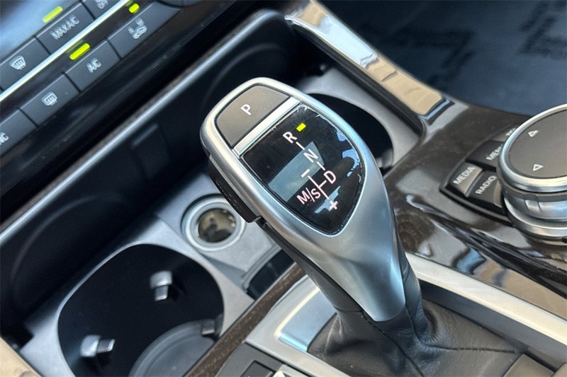BMW 5 Series Vehicle Full-screen Gallery Image 21