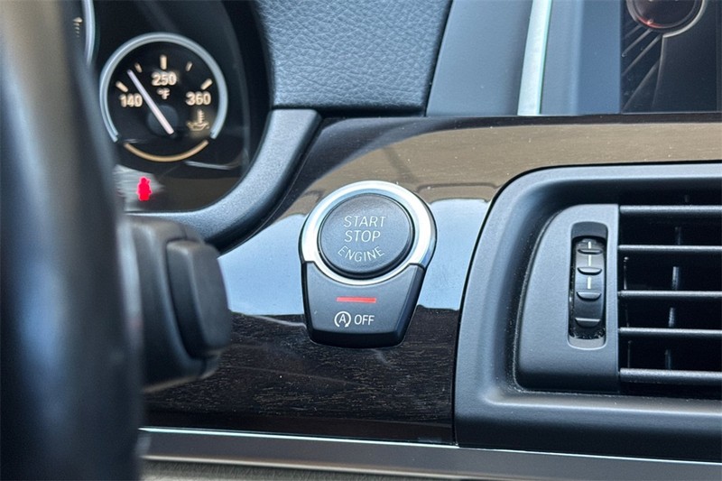 BMW 5 Series Vehicle Full-screen Gallery Image 22