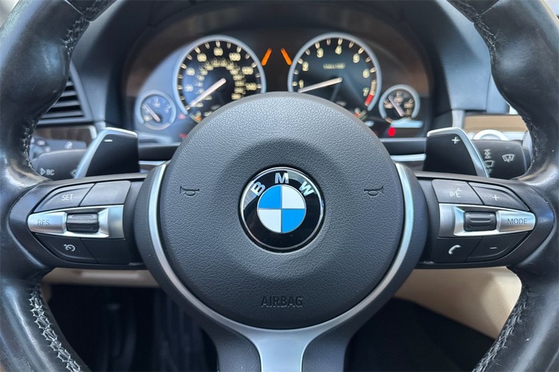 BMW 5 Series Vehicle Full-screen Gallery Image 23