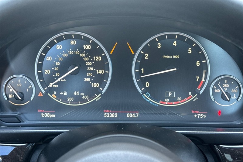 BMW 5 Series Vehicle Full-screen Gallery Image 24