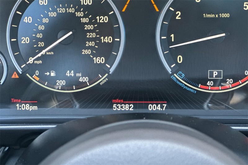 BMW 5 Series Vehicle Full-screen Gallery Image 25