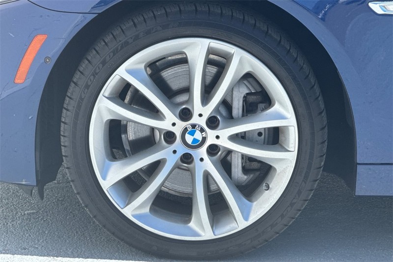 BMW 5 Series Vehicle Full-screen Gallery Image 26
