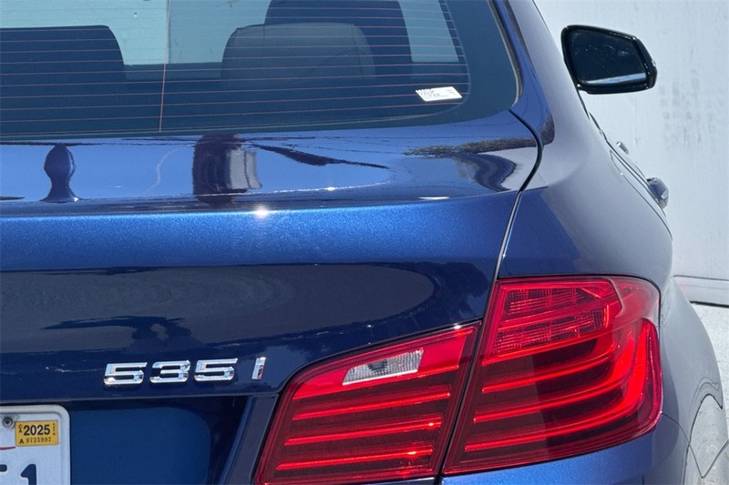 BMW 5 Series Vehicle Full-screen Gallery Image 27