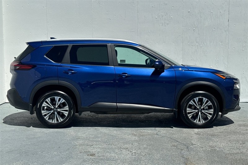 Nissan Rogue Vehicle Full-screen Gallery Image 03