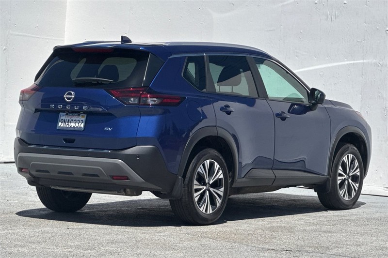 Nissan Rogue Vehicle Full-screen Gallery Image 04