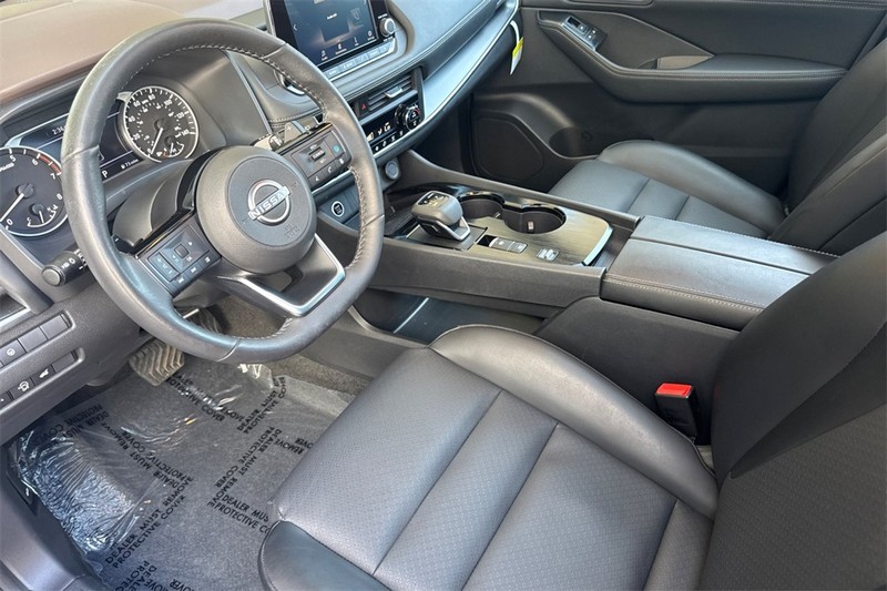 Nissan Rogue Vehicle Full-screen Gallery Image 11