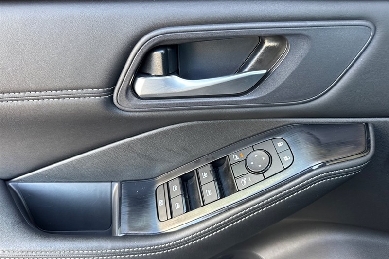 Nissan Rogue Vehicle Full-screen Gallery Image 12