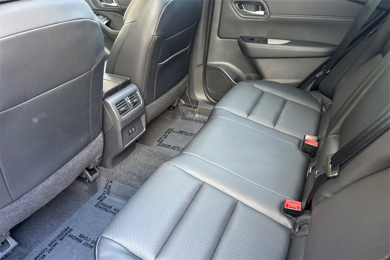 Nissan Rogue Vehicle Full-screen Gallery Image 13