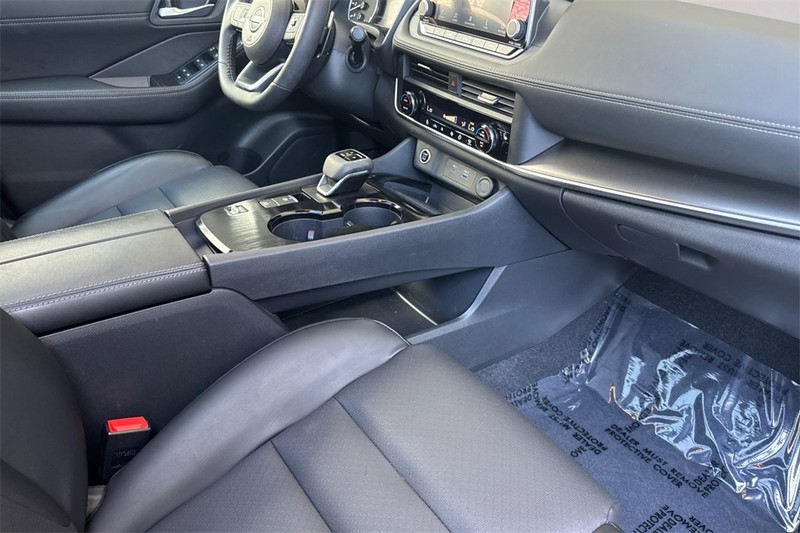 Nissan Rogue Vehicle Full-screen Gallery Image 17