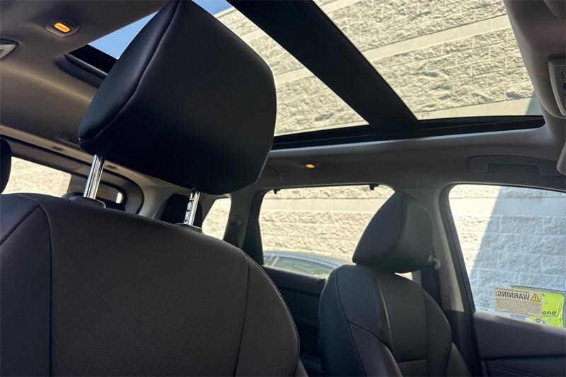 Nissan Rogue Vehicle Full-screen Gallery Image 18
