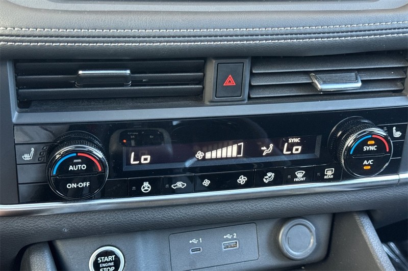 Nissan Rogue Vehicle Full-screen Gallery Image 21