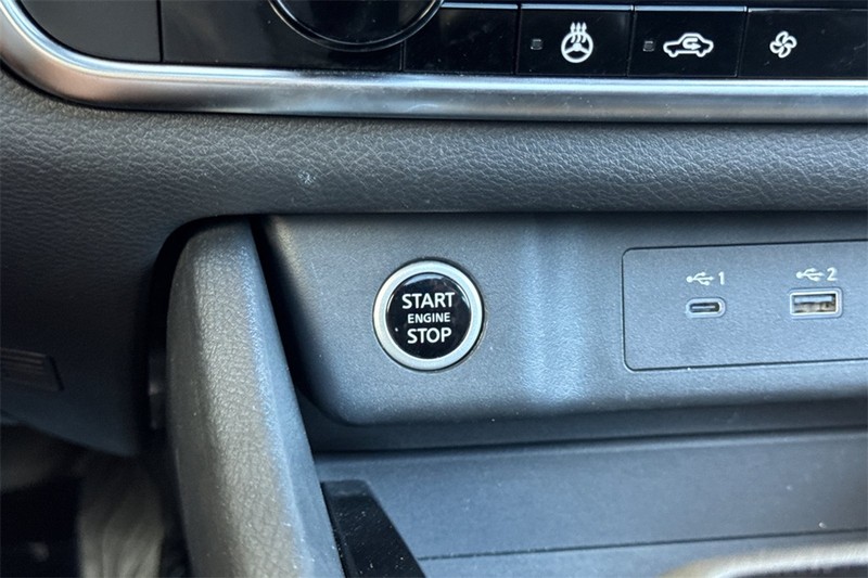 Nissan Rogue Vehicle Full-screen Gallery Image 23