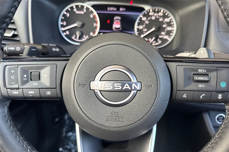 Nissan Rogue Vehicle Full-screen Gallery Image 24