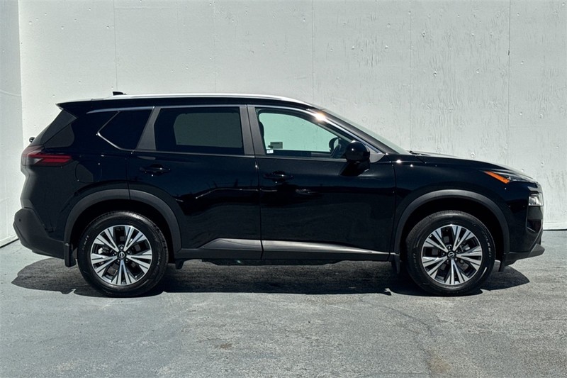 Nissan Rogue Vehicle Full-screen Gallery Image 03