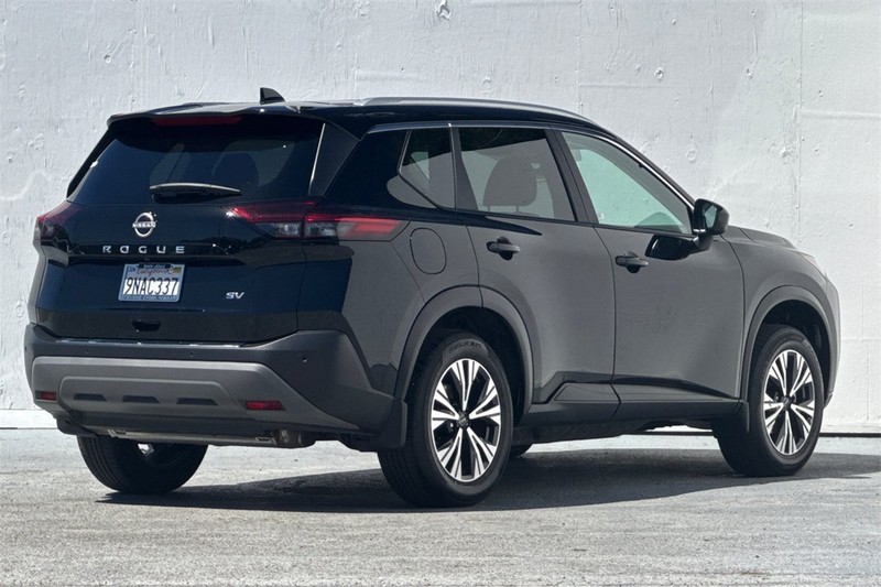 Nissan Rogue Vehicle Full-screen Gallery Image 04