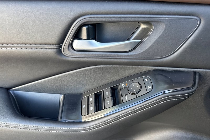 Nissan Rogue Vehicle Full-screen Gallery Image 12