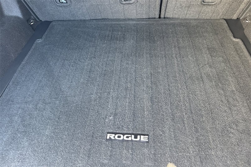 Nissan Rogue Vehicle Full-screen Gallery Image 16