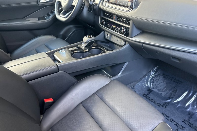 Nissan Rogue Vehicle Full-screen Gallery Image 17