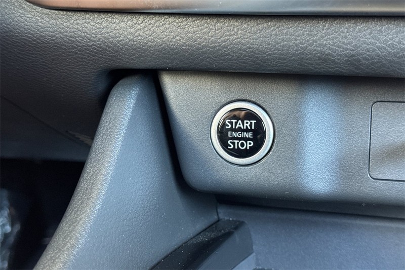 Nissan Rogue Vehicle Full-screen Gallery Image 23