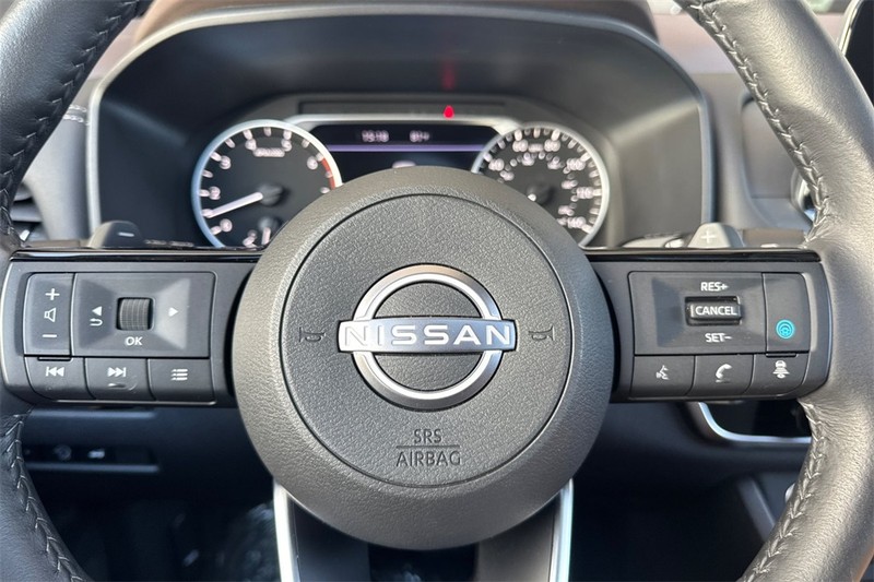 Nissan Rogue Vehicle Full-screen Gallery Image 24