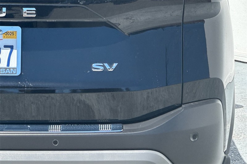 Nissan Rogue Vehicle Full-screen Gallery Image 28