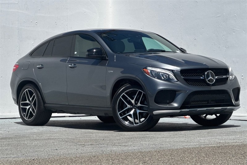 Mercedes-Benz GLE Vehicle Full-screen Gallery Image 02