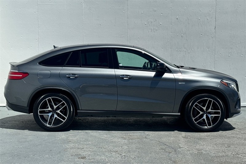 Mercedes-Benz GLE Vehicle Full-screen Gallery Image 03