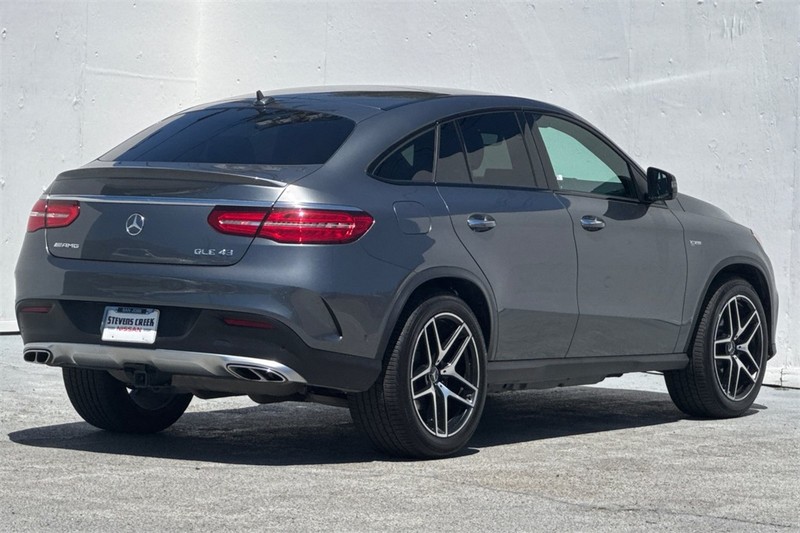 Mercedes-Benz GLE Vehicle Full-screen Gallery Image 04